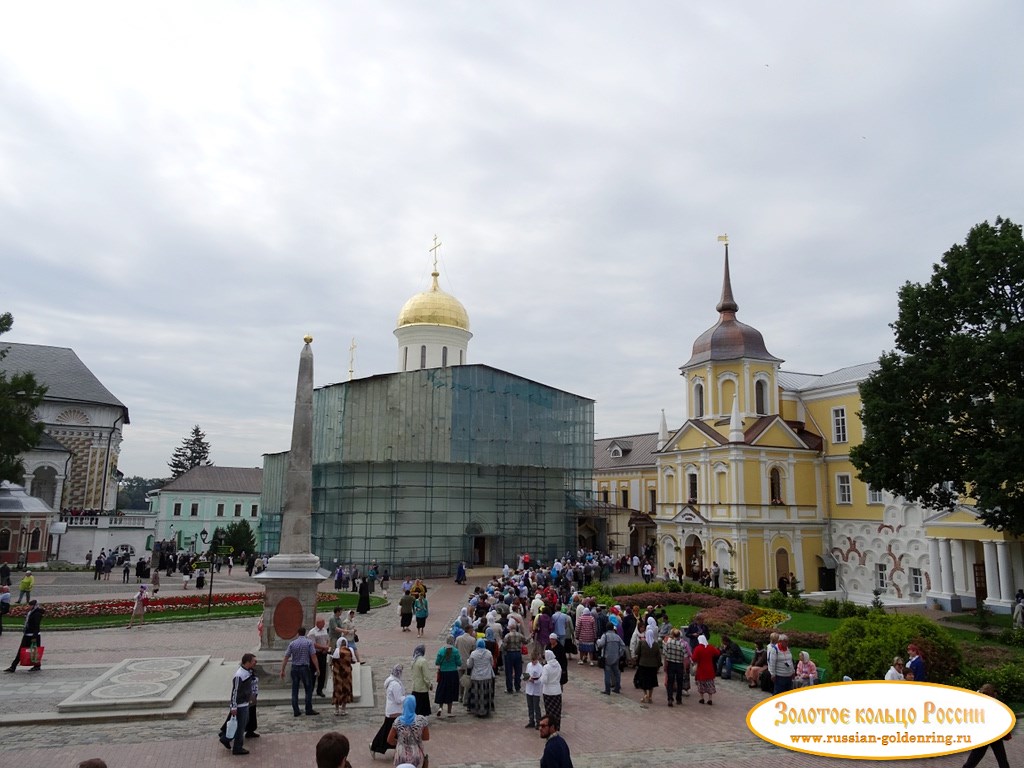 Свято-Троицкая Сергиева лавра. Воскресное утро в лавре