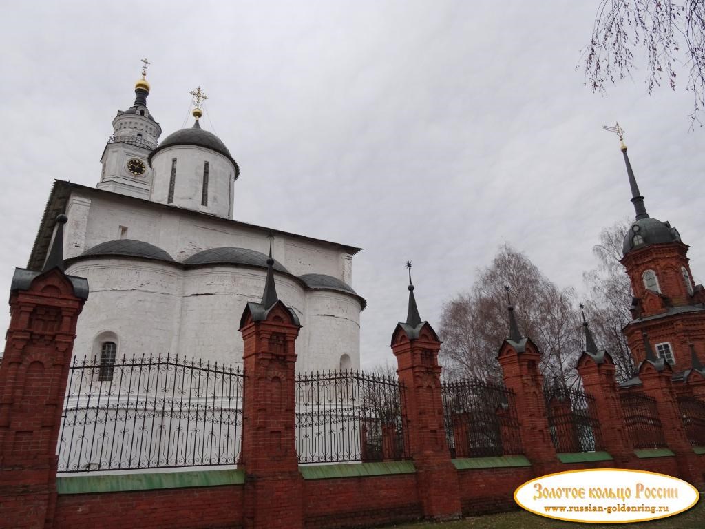 Волоколамский кремль. Вид на Воскресенский собор со стороны центральных ворот