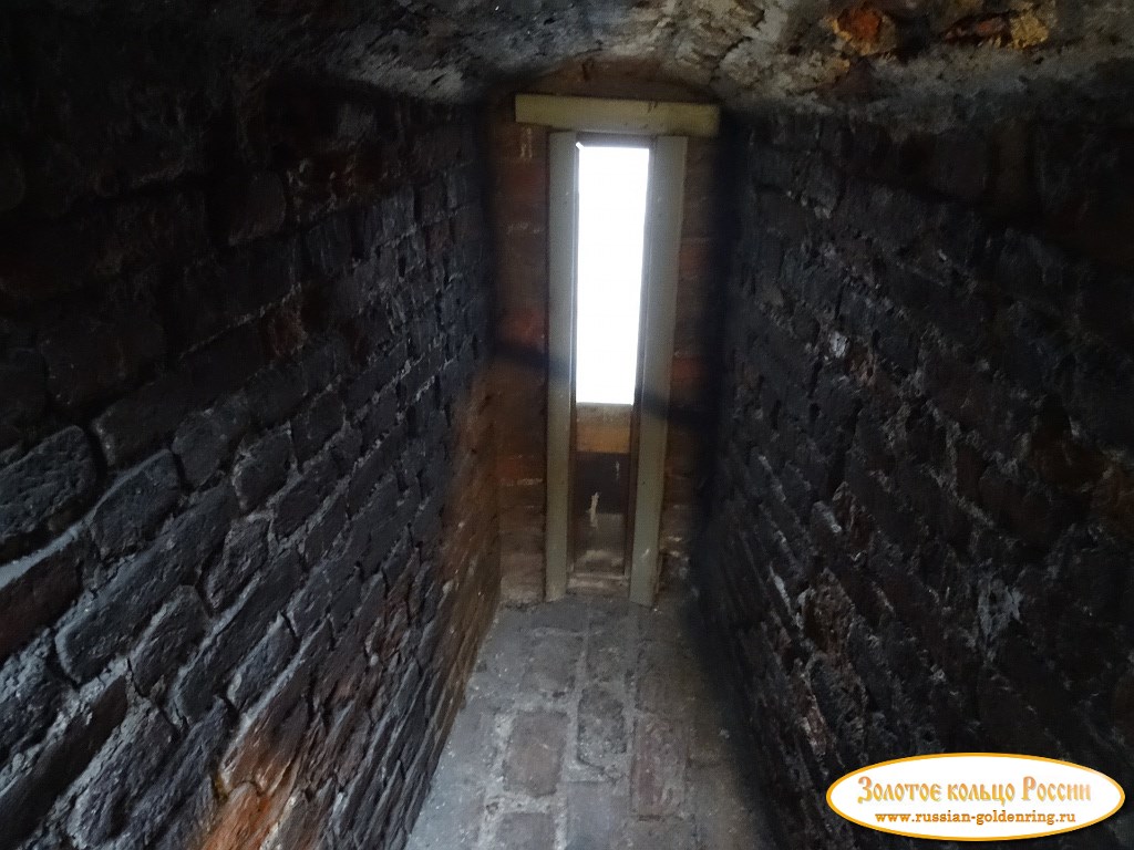 Смольный монастырь. Окно винтовой лестницы собора