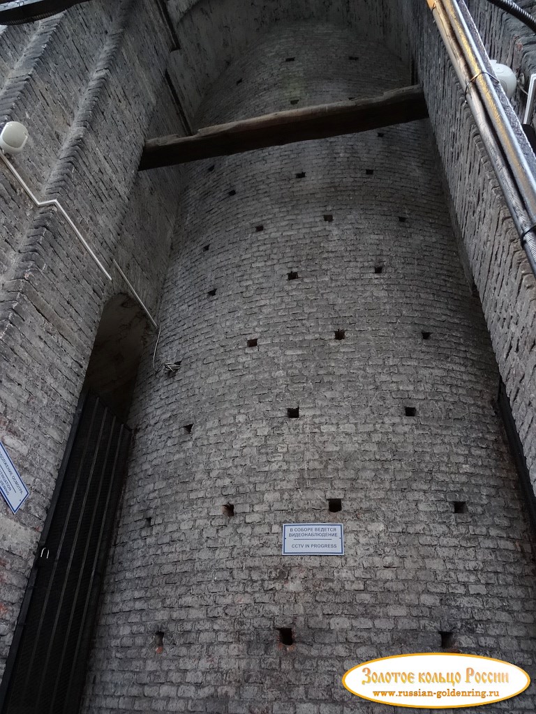 Смольный монастырь. В центральной башне собора