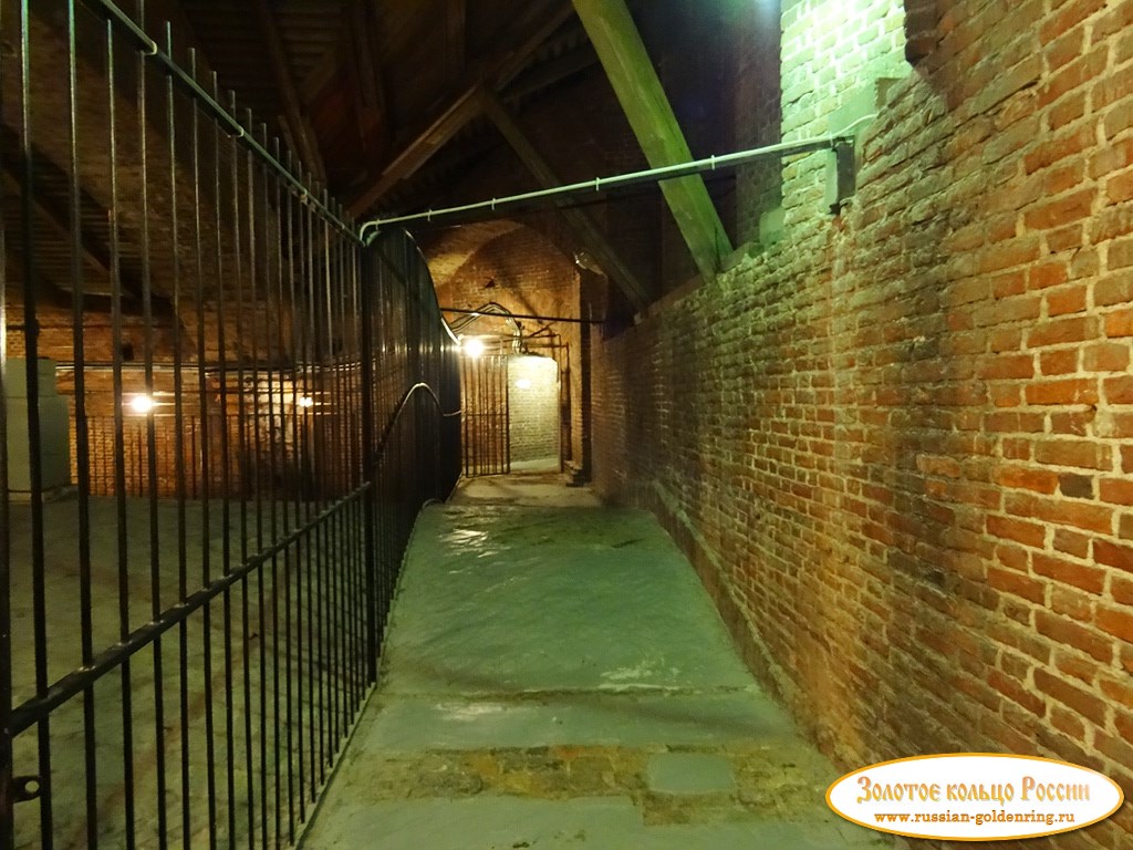 Смольный монастырь. Проход между винтовыми лестницами