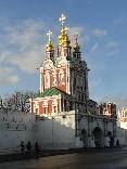 Достопримечательности Москвы. Новодевичий монастырь. Преображенская надвратная церковь