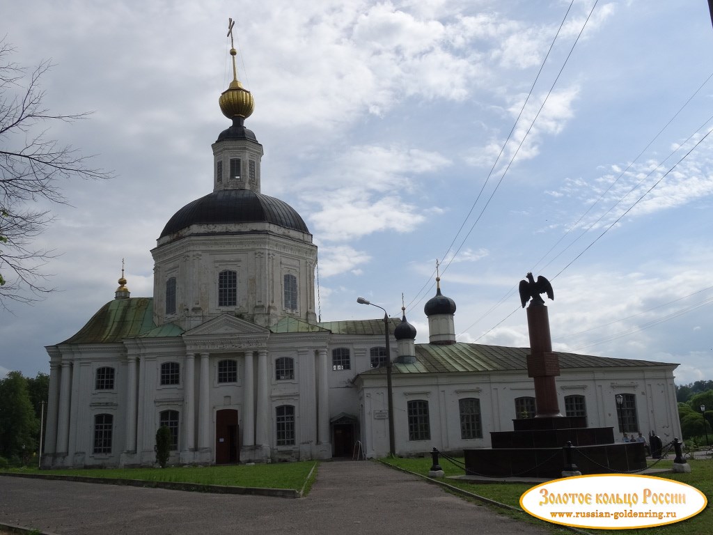 Центральная площадь. Церковь Рождества Богородицы