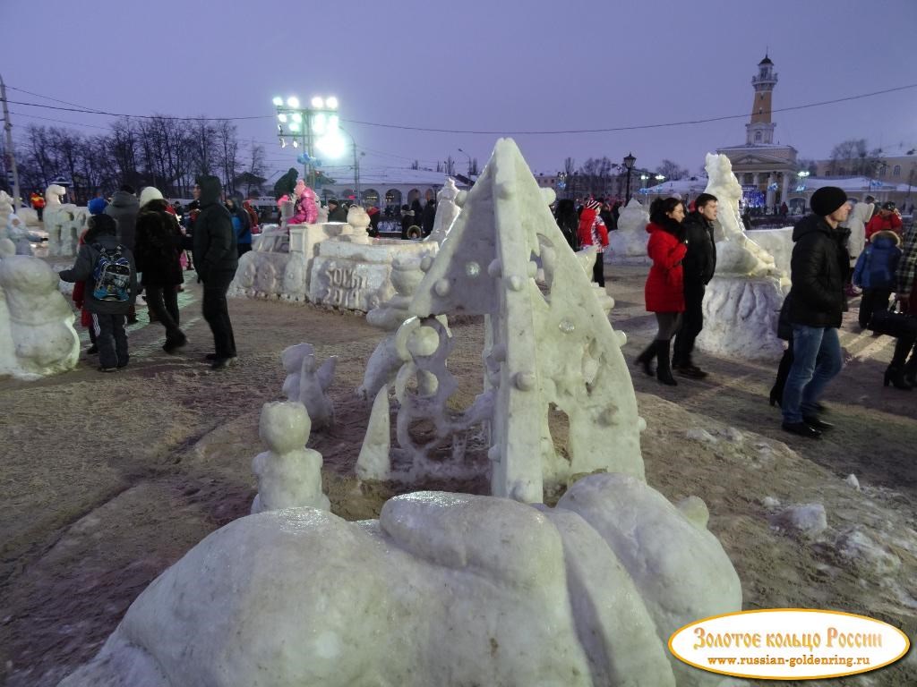 Сусанинская площадь. Снежные скульптуры