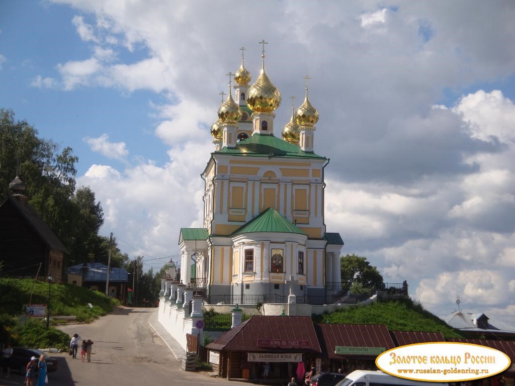 Центральная площадь. Воскресенская церковь