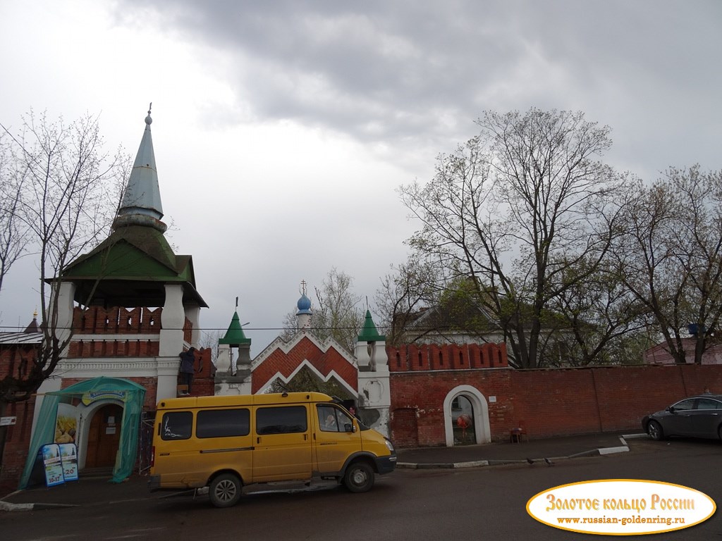 Введенский Владычный женский монастырь. Вход на территорию комплекса