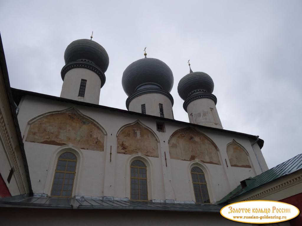 Богородичный Тихвинский Успенский монастырь. Купола и фрески