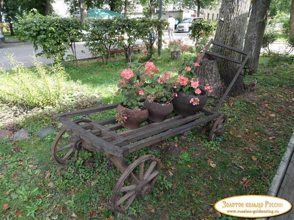 Кремлёвская улица. Горшки с цветами