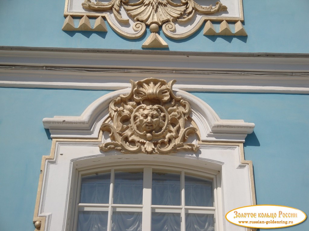 Большой Екатерининский дворец. Барельеф над окном