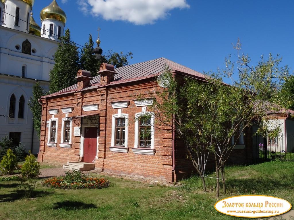 Дмитровский кремль. Здание Православной школы
