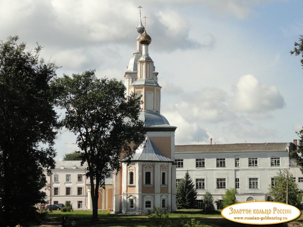 Угличский кремль. Вид на Казанскую церковь с моста