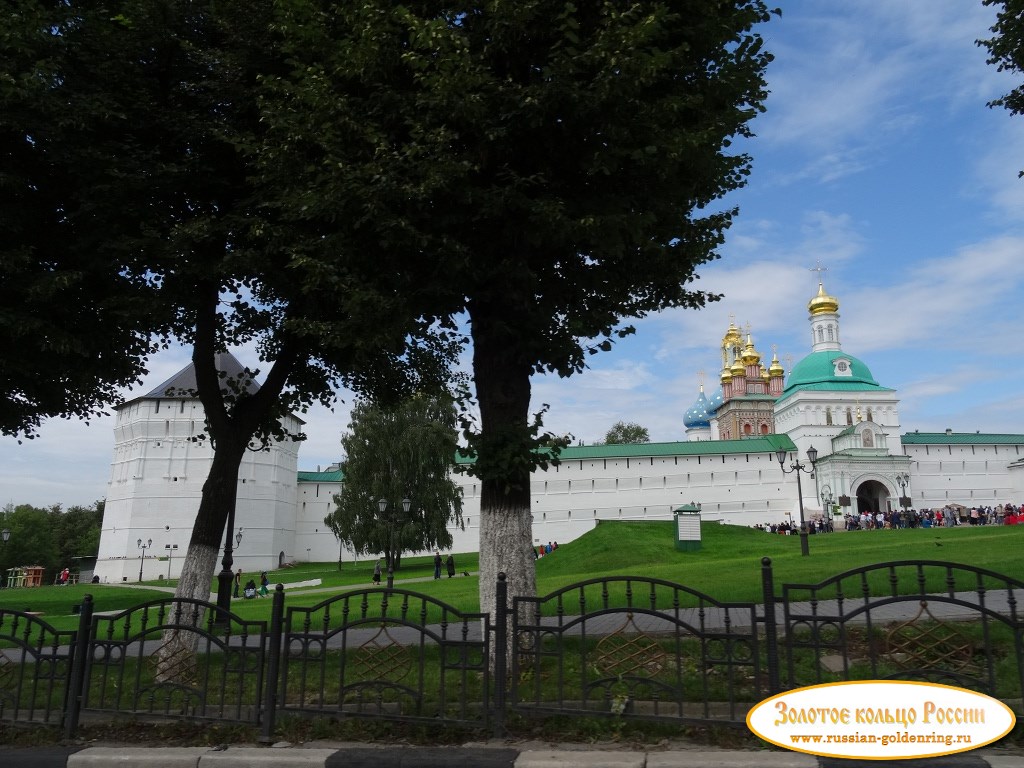 Свято-Троицкая Сергиева лавра. Вид с центрального проспекта