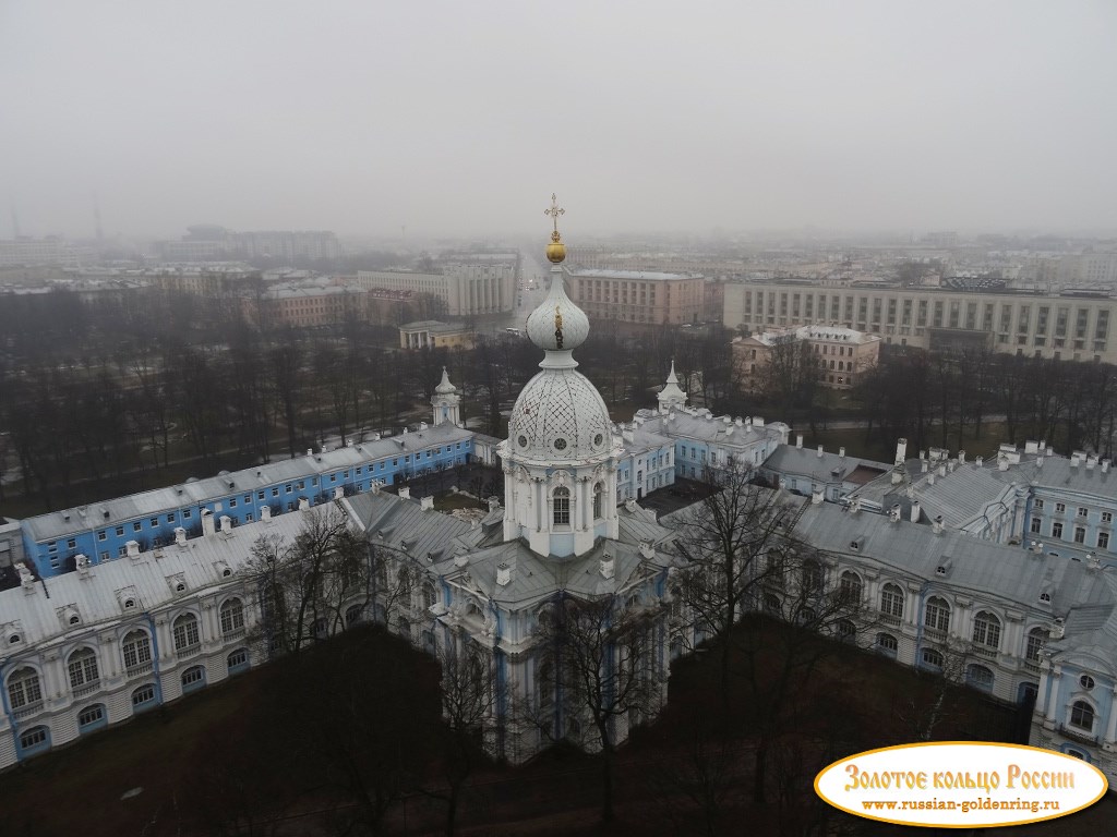 Смольный монастырь. Вид на юго-западную башню со смотровой площадки