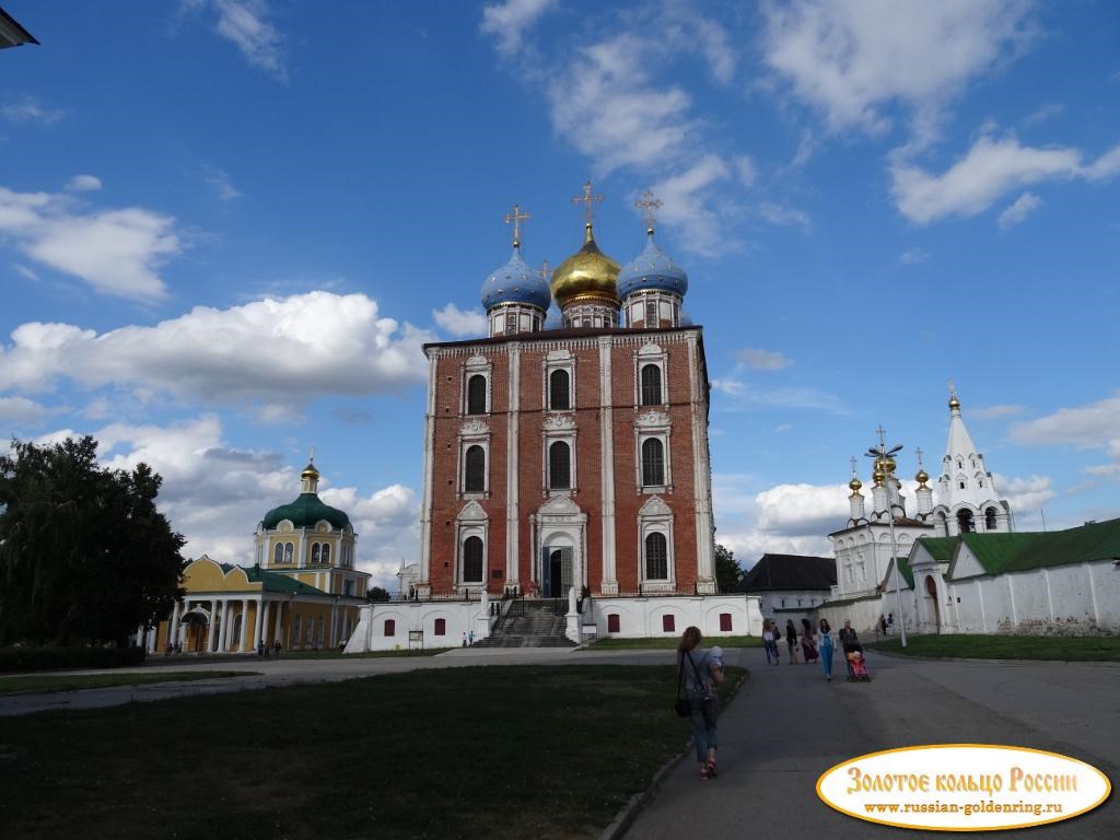 Собор Успения Пресвятой Богородицы. Архиерейский двор