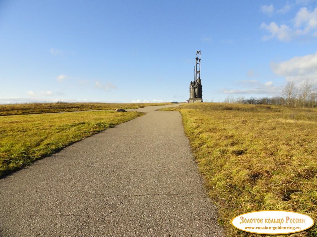 Монумент в честь Ледового побоища. Пешеходная дорожка к монументу