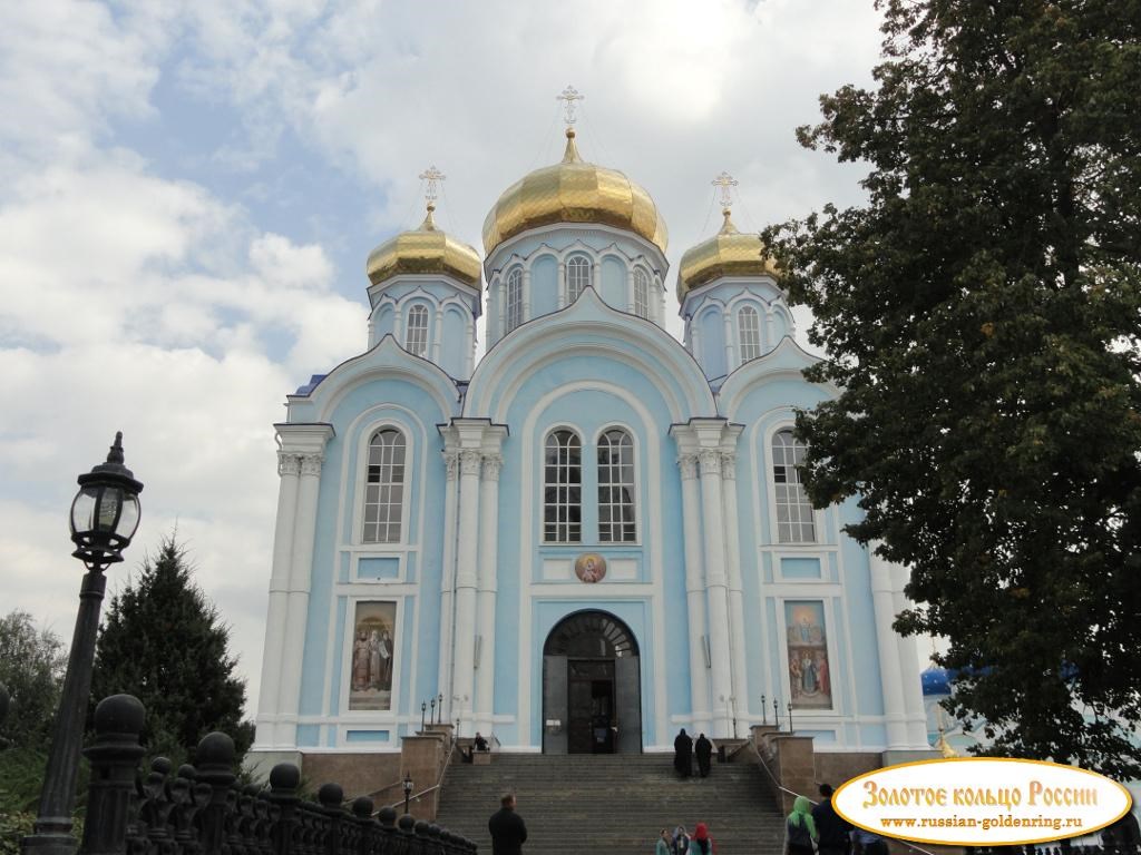 Задонский Рождество-Богородицкий мужской монастырь. Вид на собор со стороны колокольни