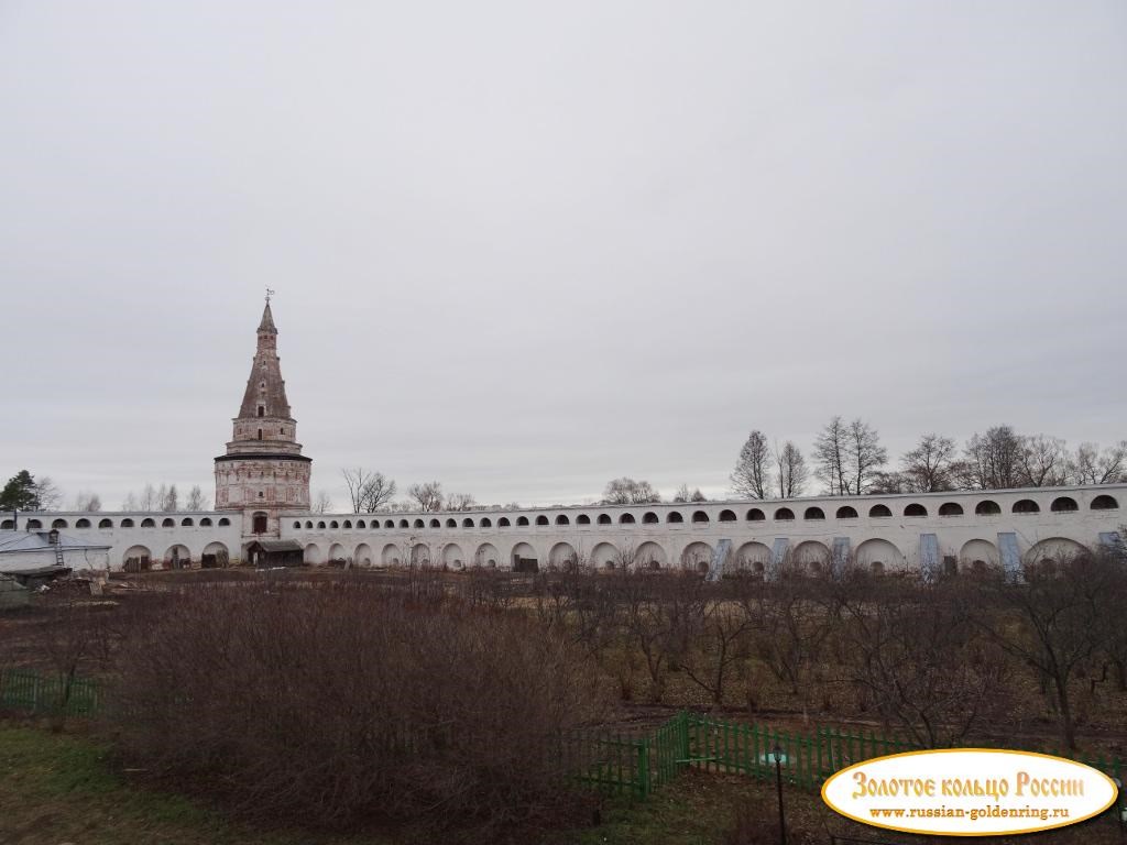 Иосифо-Волоцкий монастырь. Северная стена с кузнечной башней