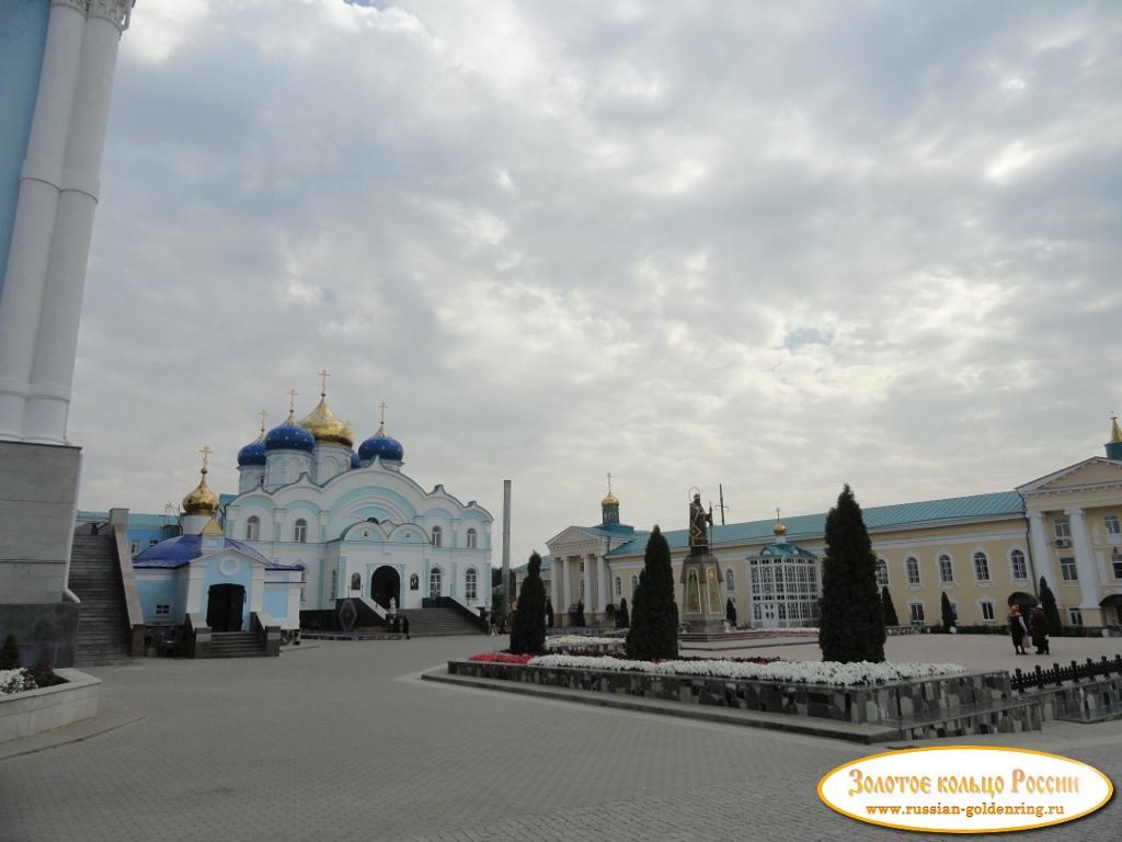 Задонский Рождество-Богородицкий мужской монастырь. Центральная площадь