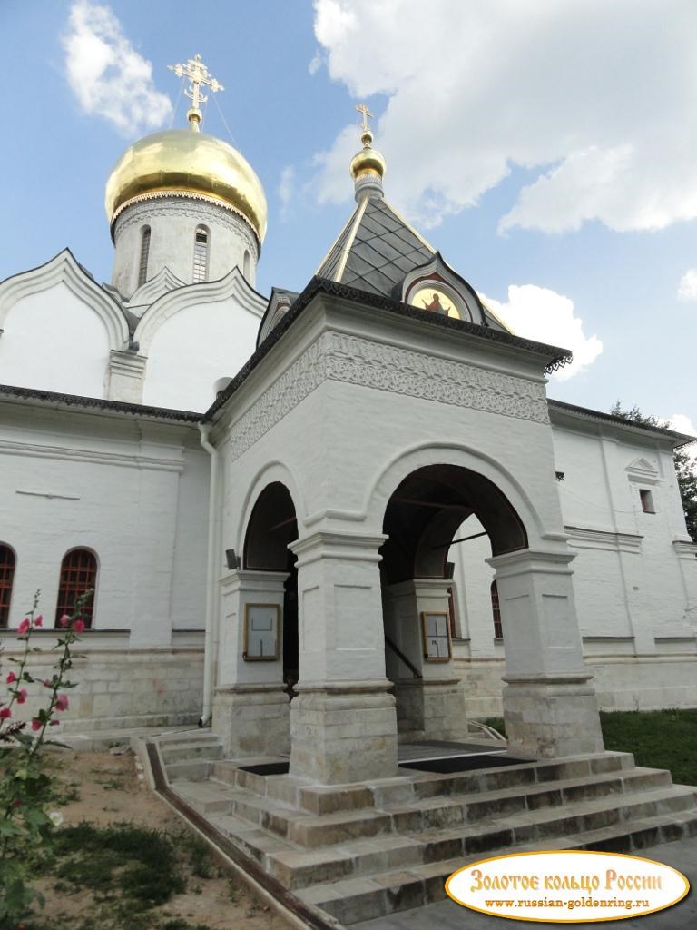 Саввино-Сторожевский монастырь. Вход в Рождественский собор