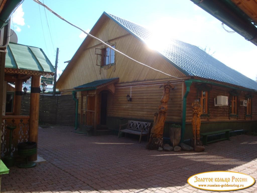 Музей деревянного зодчества (Ипатьевская слобода). Возле кафе