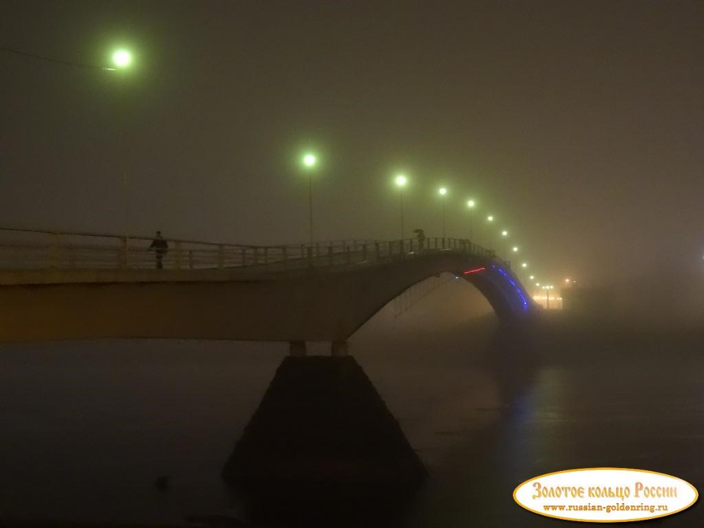 Пешеходный мост через Волхов (Горбатый мост). Туман ноябрьским вечером