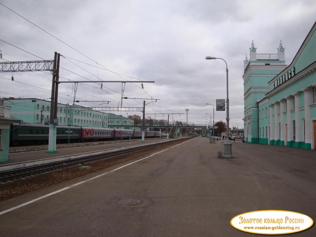 Железнодорожный вокзал. На перроне