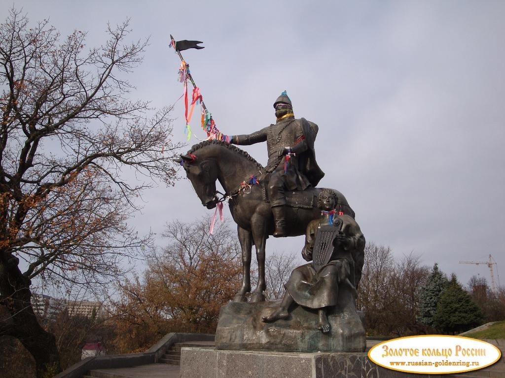 Памятник Пересвету и певцу Баяну