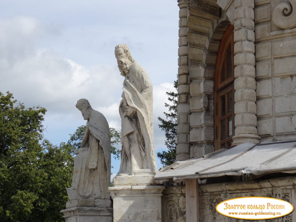 Знаменская церковь в Дубровицах. Главное крыльцо