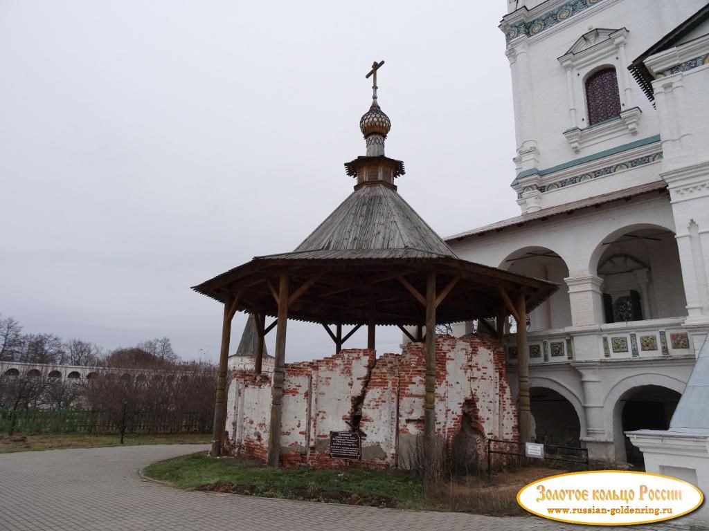 Иосифо-Волоцкий монастырь. Остатки Смоленской колокольни