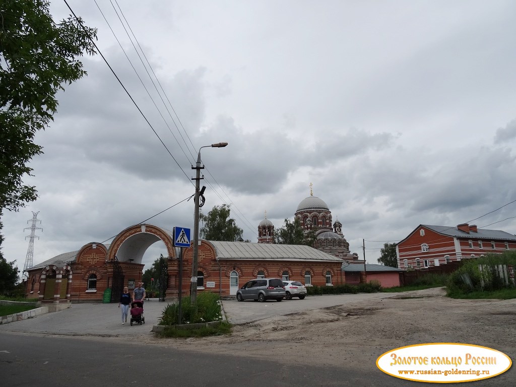 Церковь Троицы Живоначальной. Вид с Октябрьской улицы