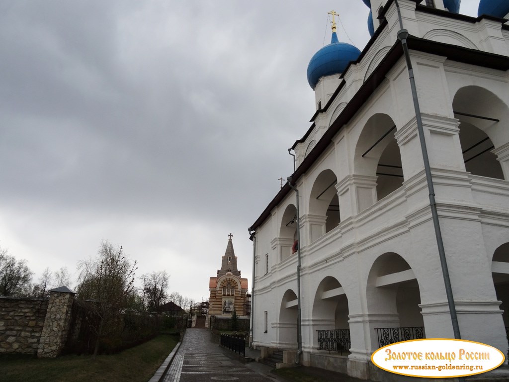 Высоцкий мужской монастырь. Дорога к церкви Всех Святых