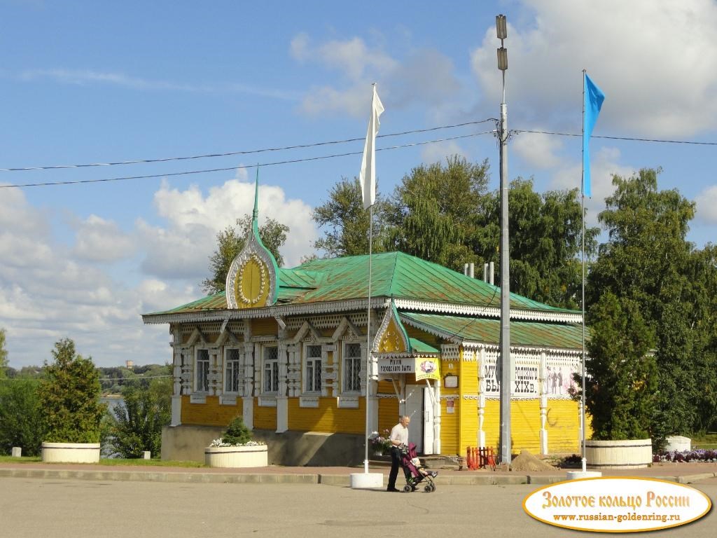 Успенская площадь. Здание музея городского быта