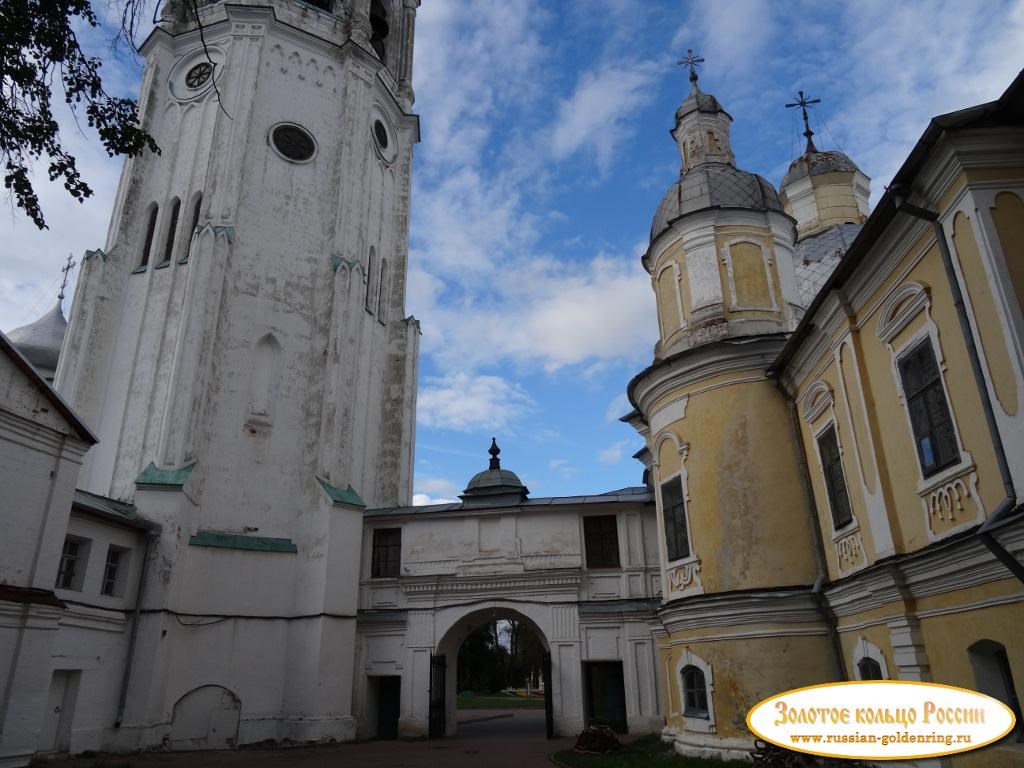 Архиерейский двор (комплекс XVII — XVIII века). Арка