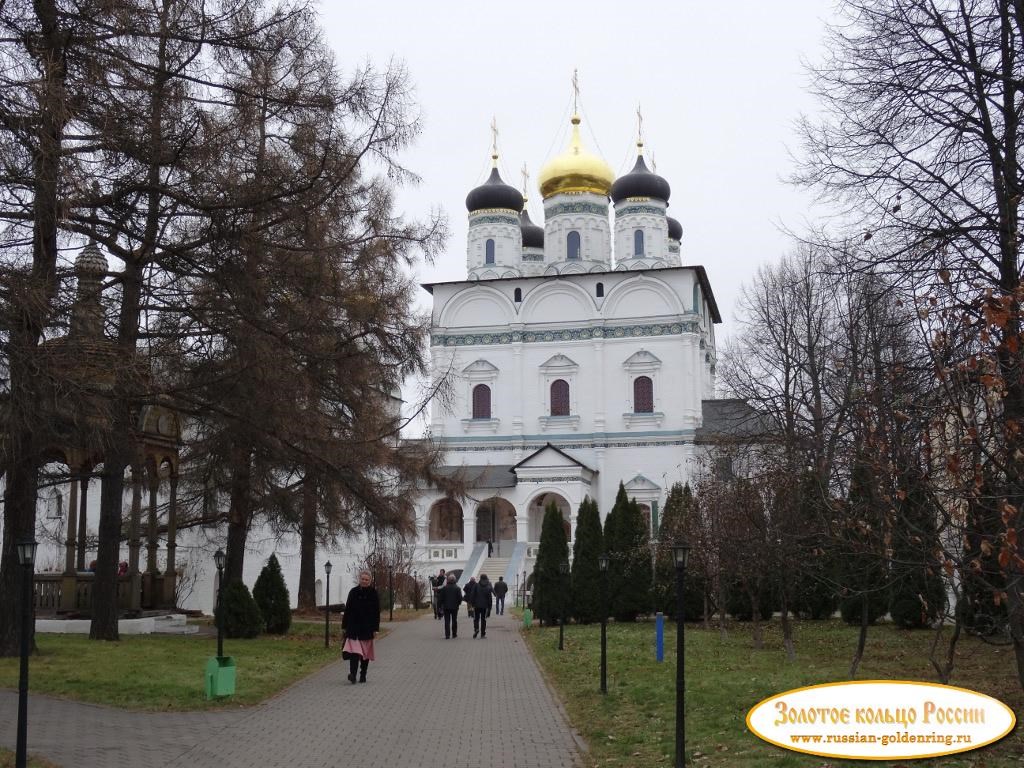 Иосифо-Волоцкий монастырь. Воскресный день в монастыре