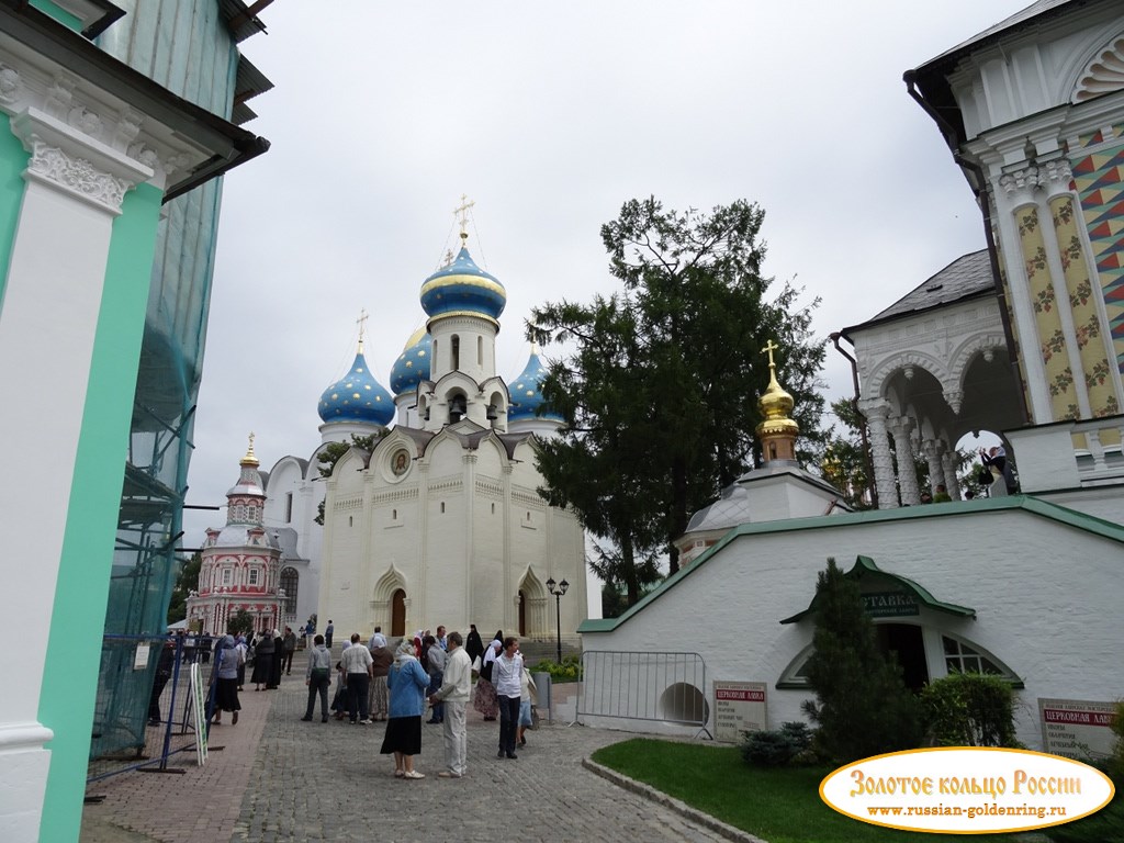 Свято-Троицкая Сергиева лавра. Воскресное утро