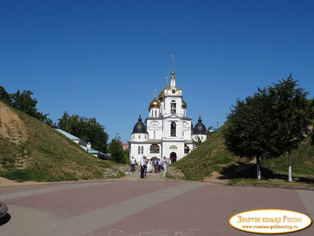 Дмитровский кремль. Южный проход