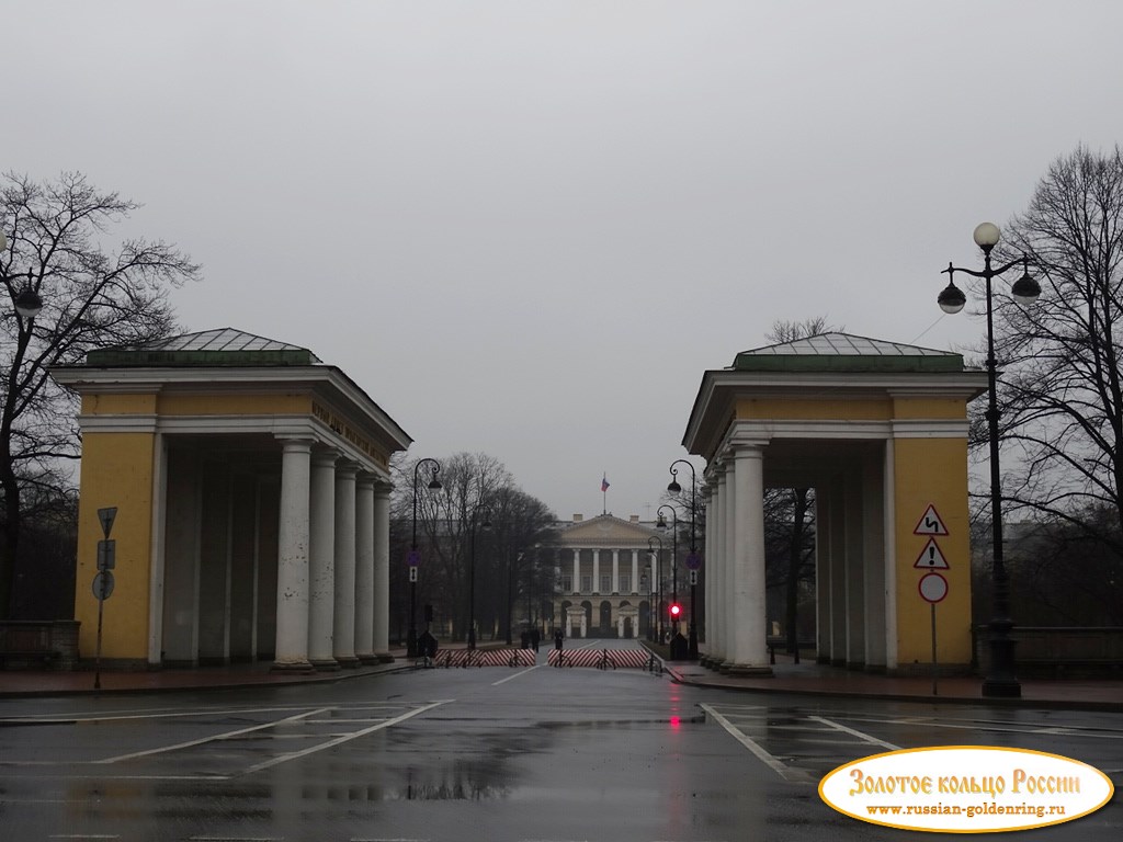 Смольный монастырь. Ворота Смольного дворца