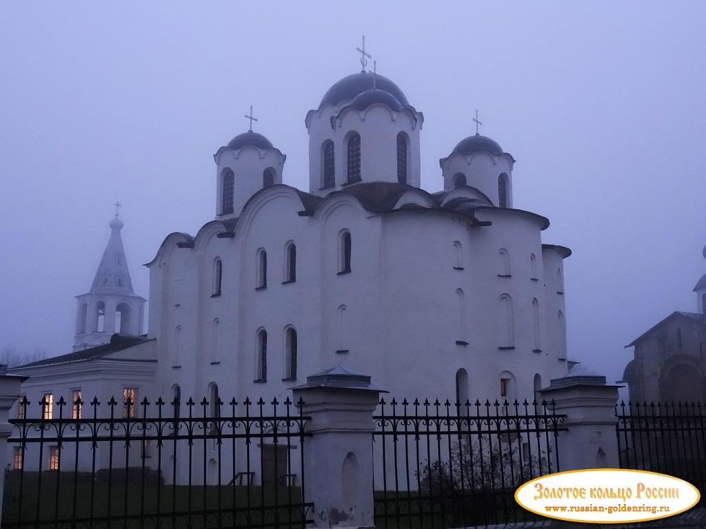 Собор Николая Чудотворца на Ярославовом дворище. Вечерний вид