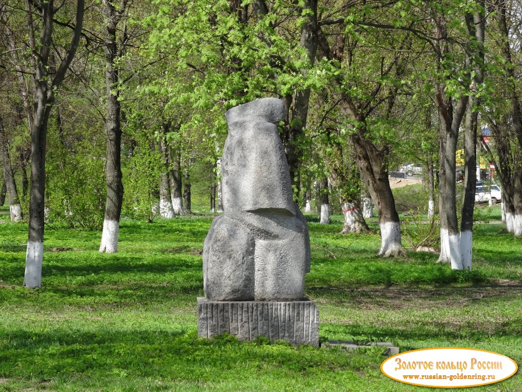 Городская скульптура. Скульптура возле здания речного вокзала
