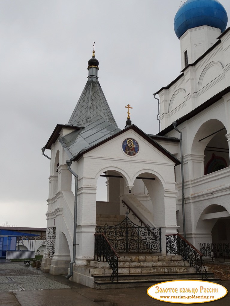 Высоцкий мужской монастырь. Крыльцо собора