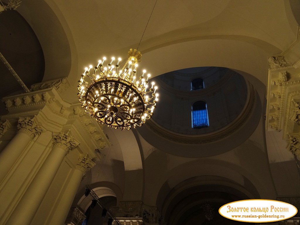 Смольный монастырь. Люстра в соборе