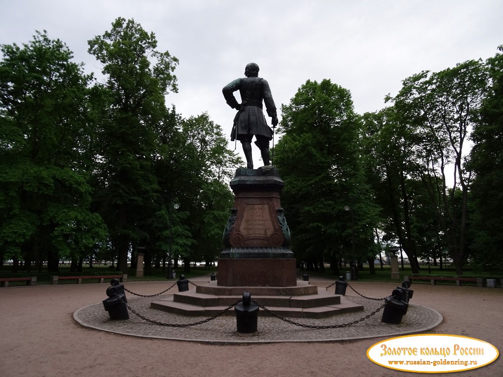 Памятник Петру I в Кронштадте. Вид сзади