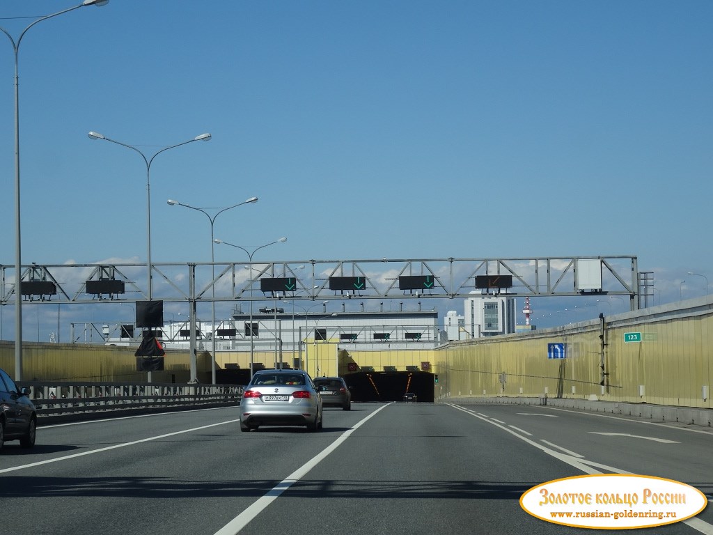 Кольцевая автомобильная дорога (КАД). Спуск в тоннель под заливом