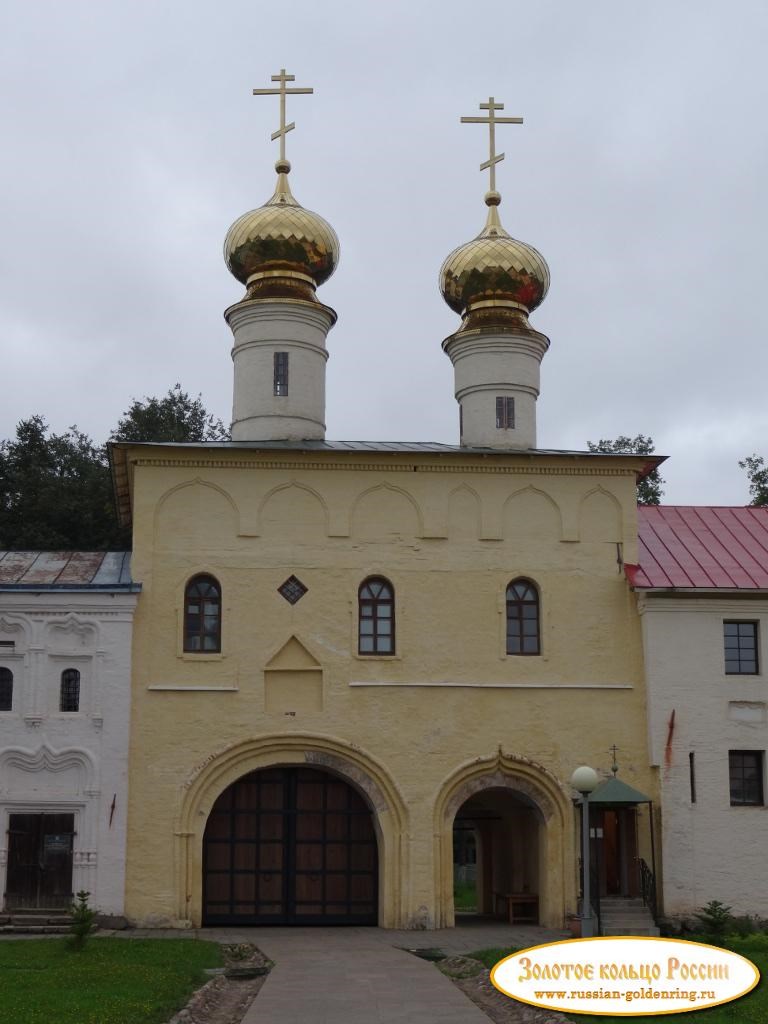 Богородичный Тихвинский Успенский монастырь. Святые ворота