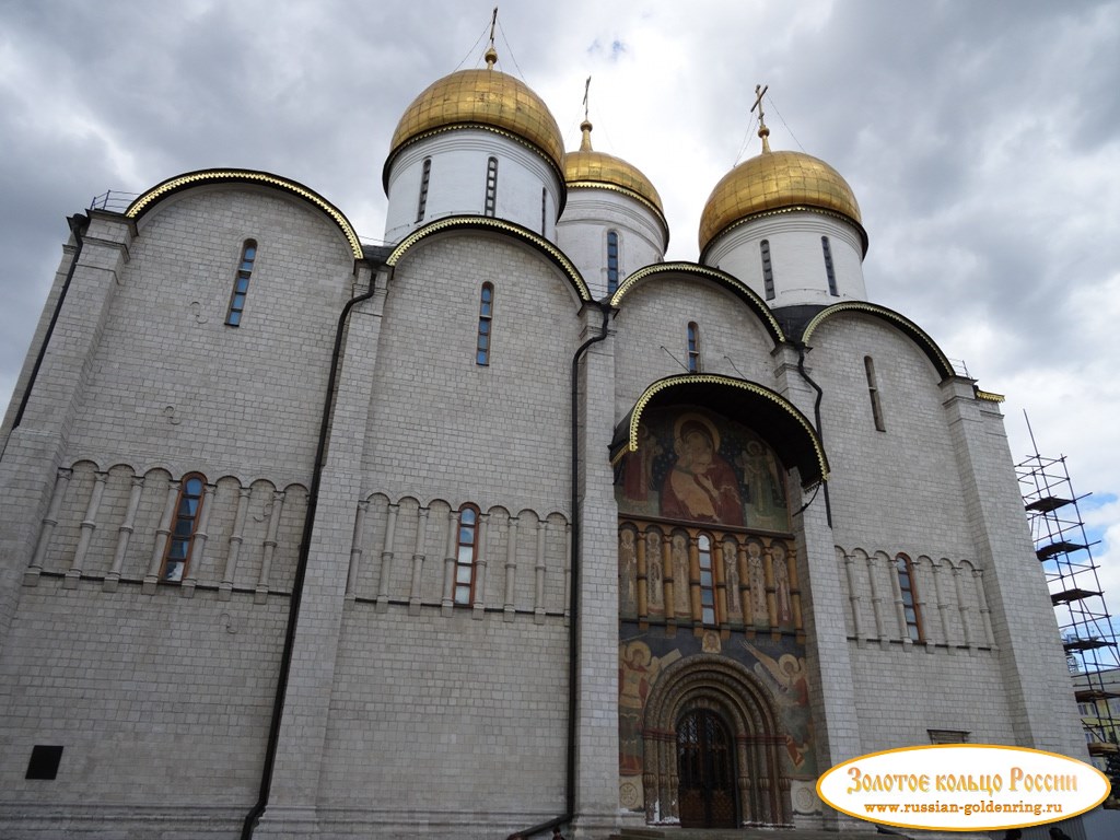 Купола Успенского собора в Москве