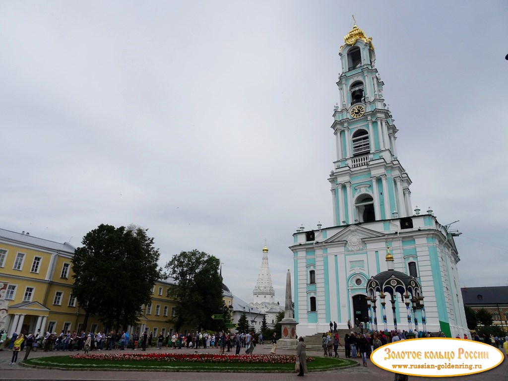 Колокольня. Воскресное утро в лавре