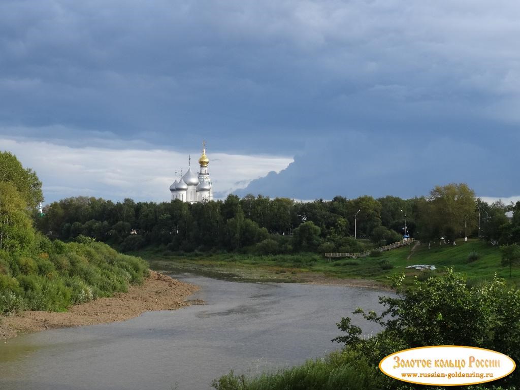 Монумент 800-летию Вологды и Ленивая площадка. Река Вологда