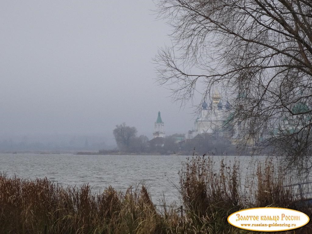 Озеро Неро. Вид на Спасо-Яковлевский монастырь