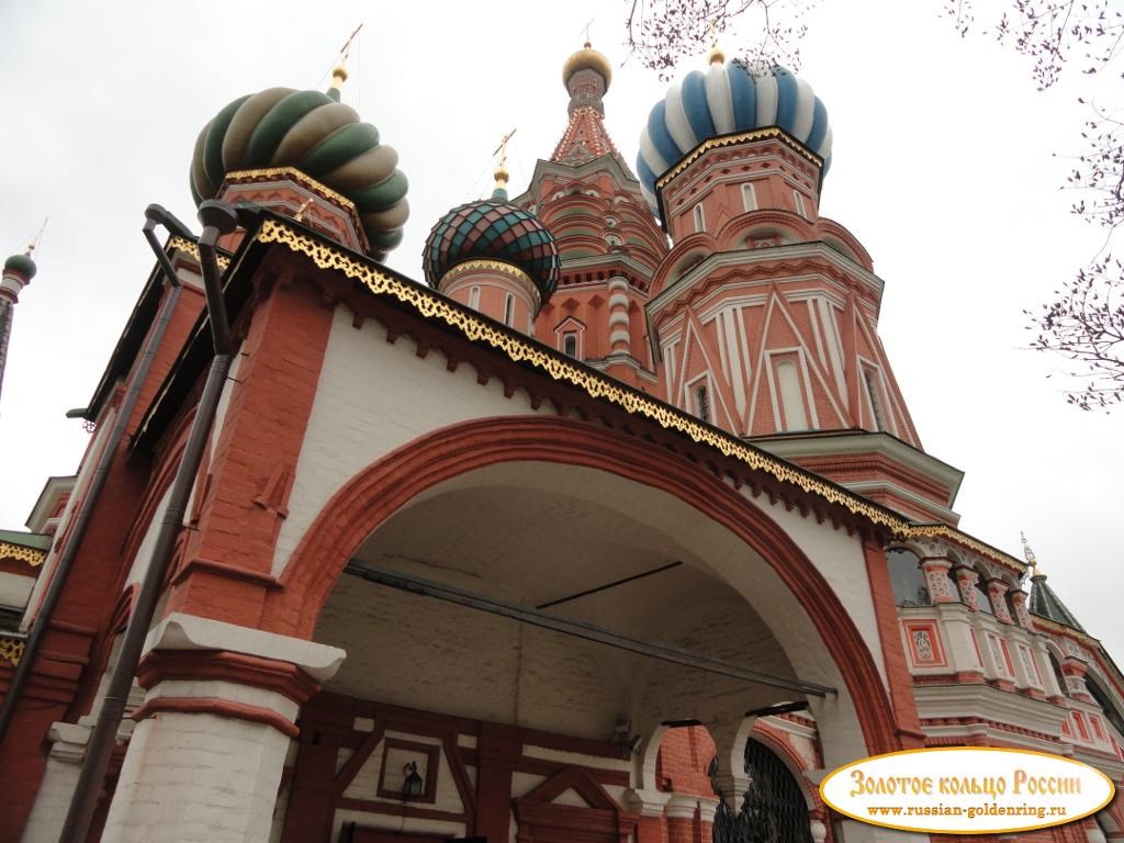 Собор Василия Блаженного (Покровский собор). Вход в собор