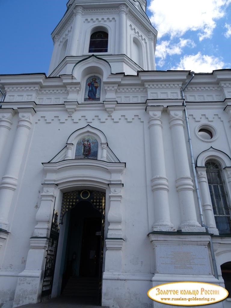 Александра Невского собор. Центральный вход